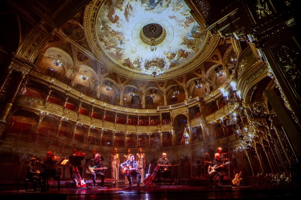 OPERA SHOW WITH HOLOGRAPHIC FOILS, LED SCREEN